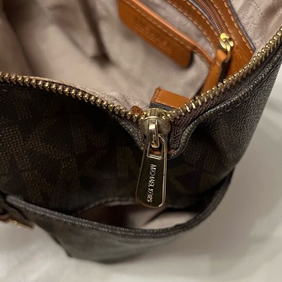 MICHAEL KORS Jet Set Monogram Brown Tote with Gold Hardware & Leather Handles - Picture 10 of 11